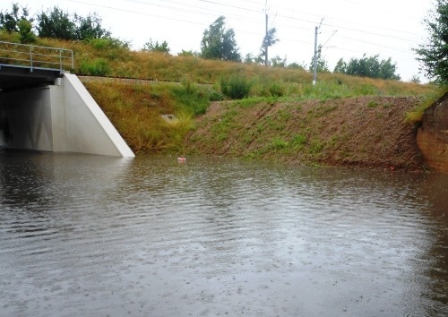 Skutki wielogodzinnej ulewy: tymczasowo zamknięte części ulic Spokojnej i Pątnowskiej